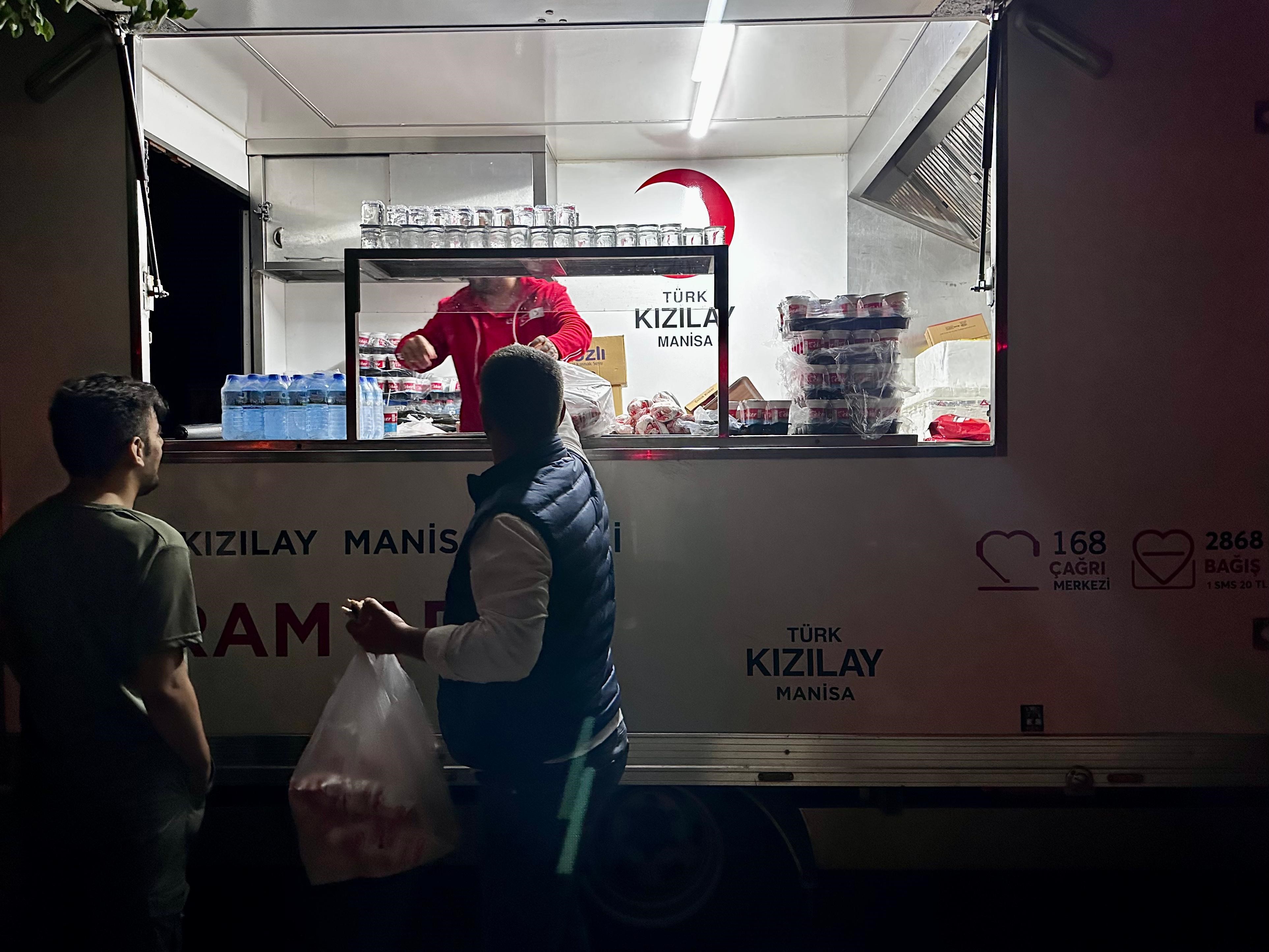 Türk Kızılay Manisa Ekipleri Yangınla Mücadelede Sahada (2)
