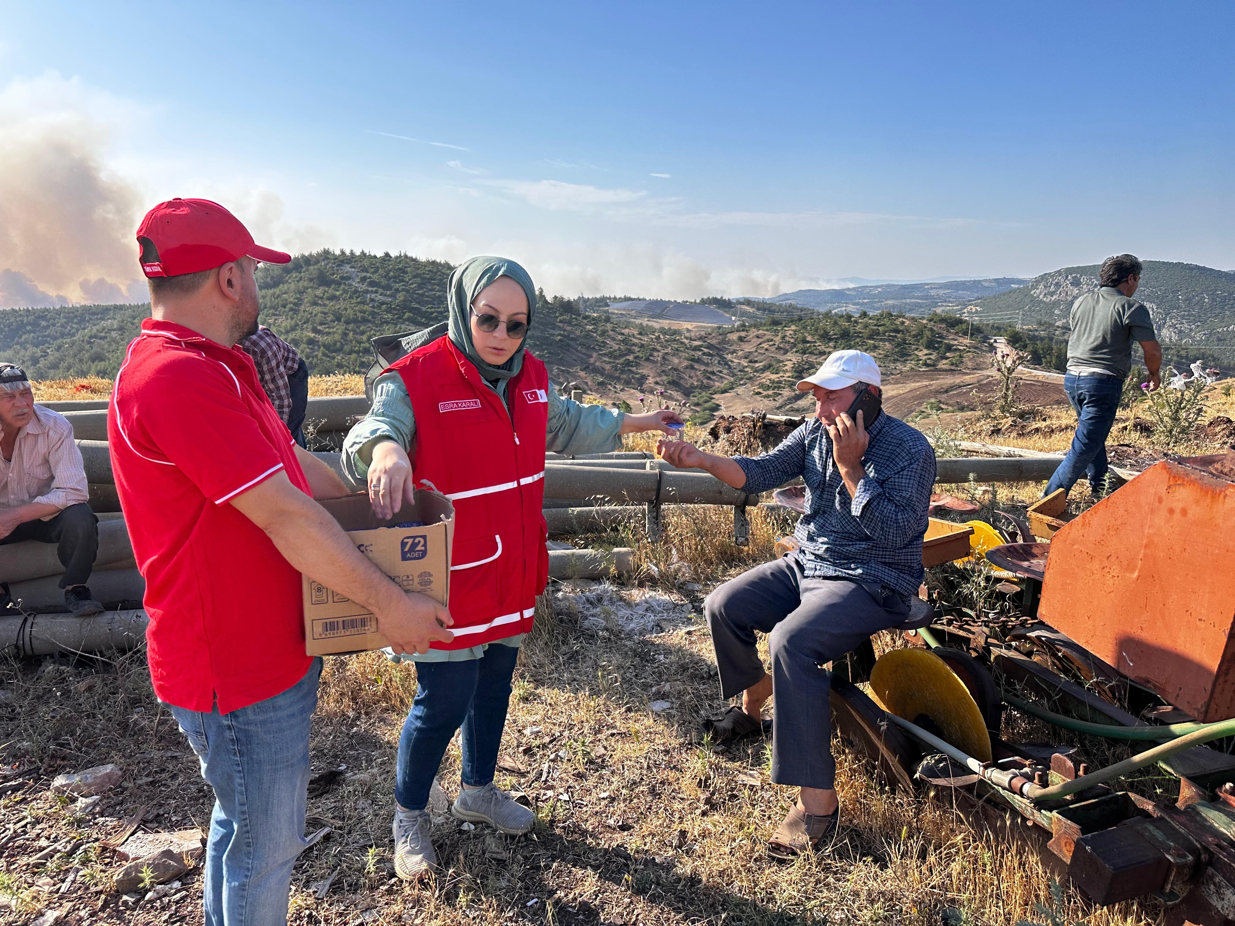 Türk Kızılay Manisa Ekipleri Yangınla Mücadelede Sahada (4)