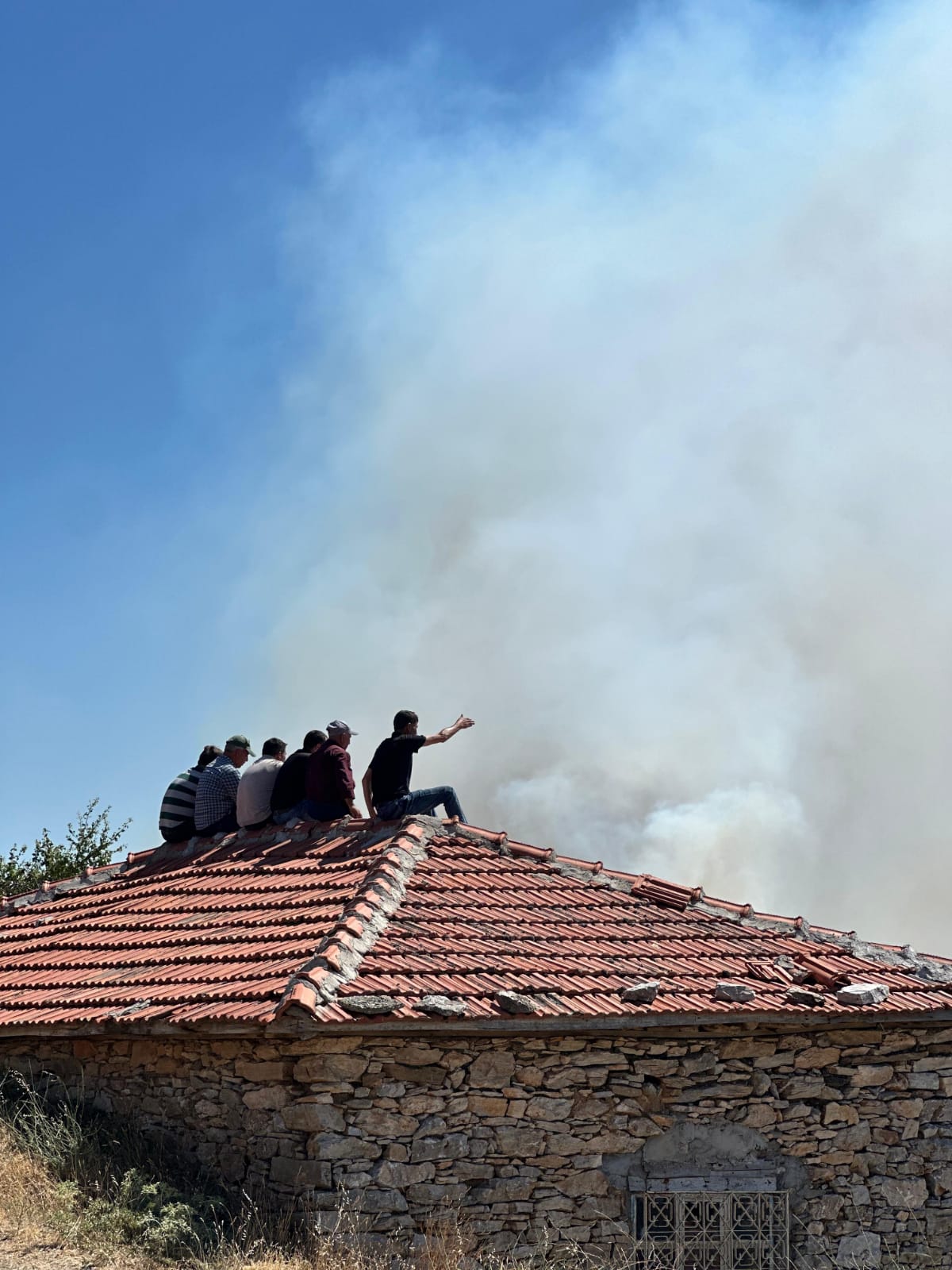Yanan Ormana Hüzünlü Bakış Çiftçinin Mücadelesi Gözleri Doldurdu (2)