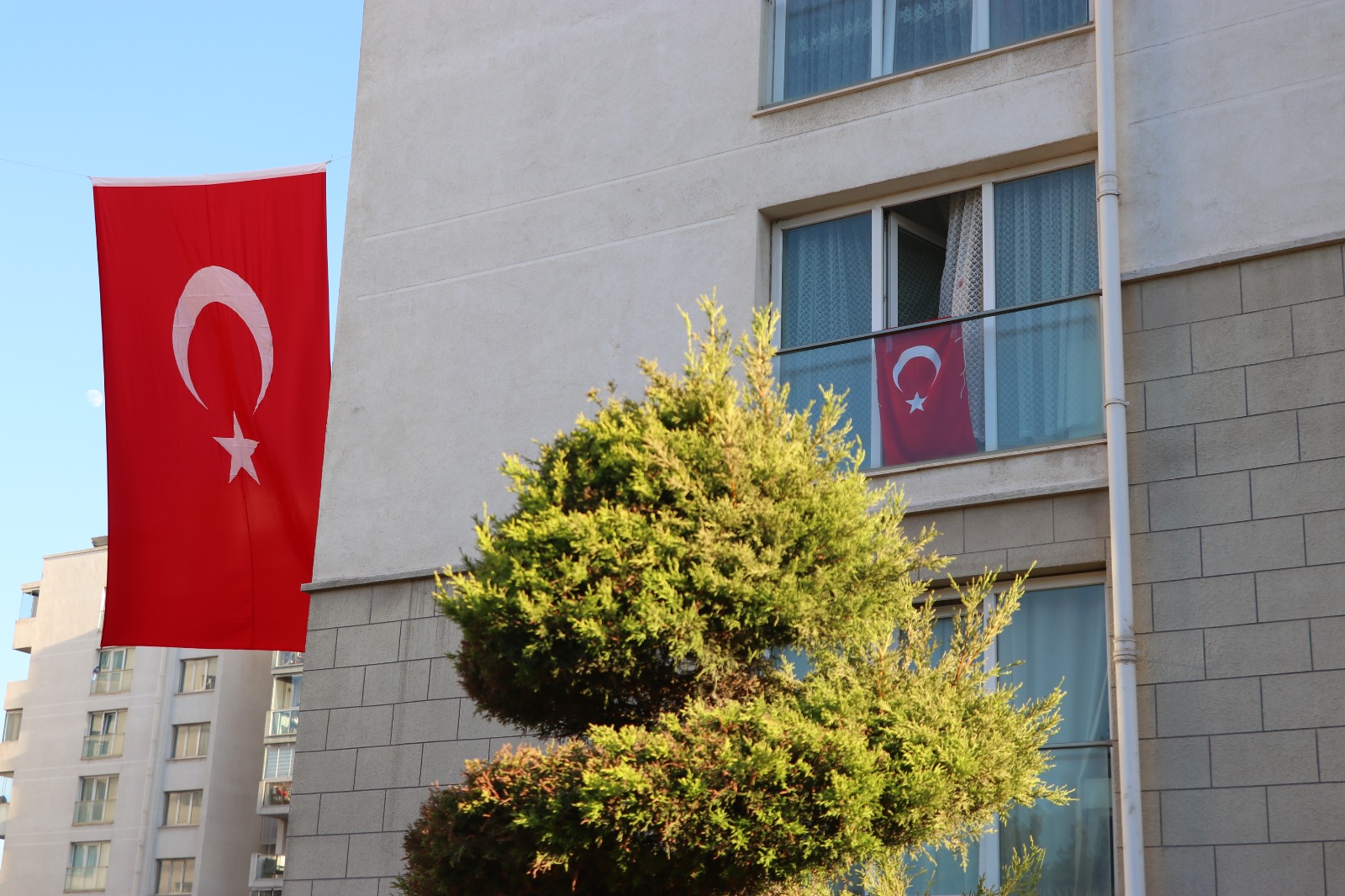 Şehit Üsteğmen Ege Akar'ın İzmir'deki Ailesine Şehadet Haberi Verildi23