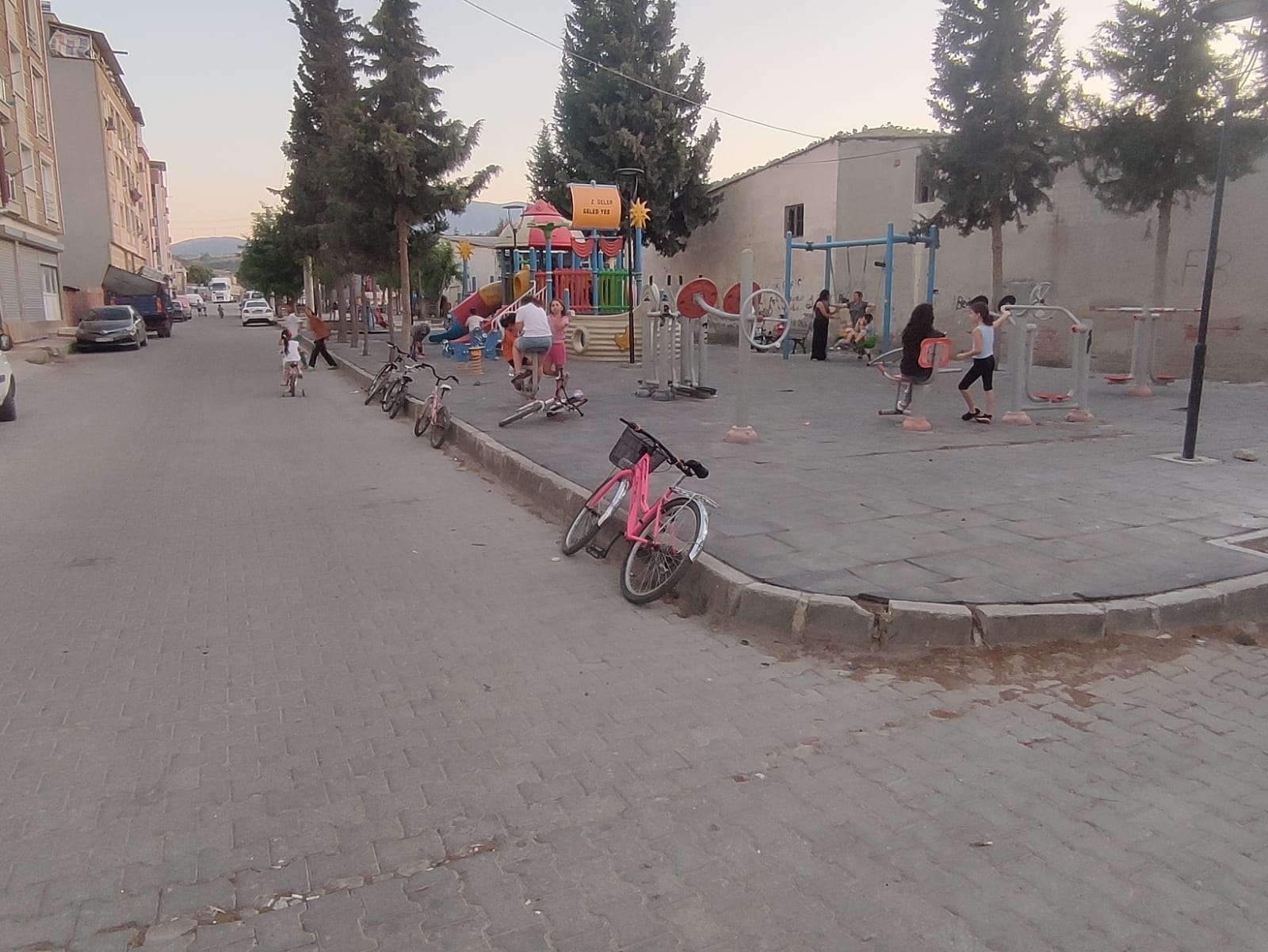 Manisa’da Çocuk Parkı Güvensiz! Mahalleli Alarmda (1)-1