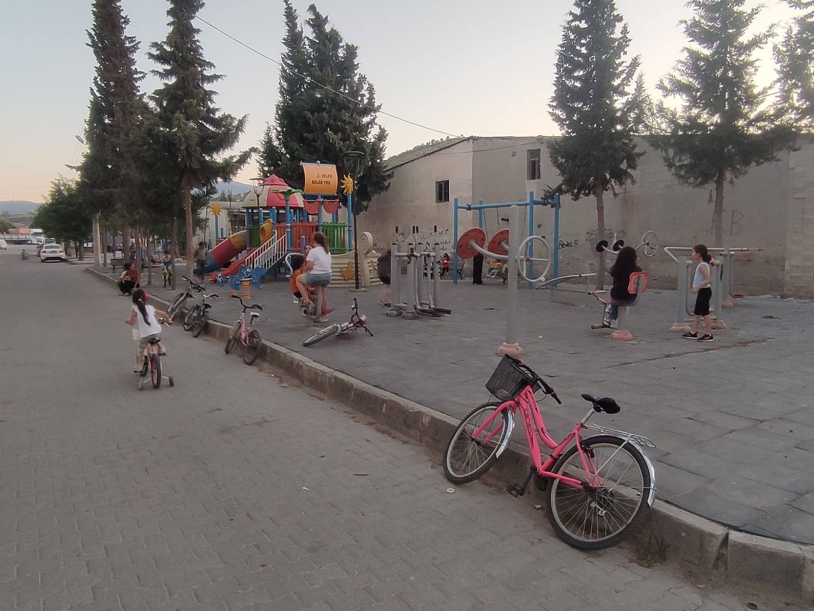 Manisa’da Çocuk Parkı Güvensiz! Mahalleli Alarmda (10)