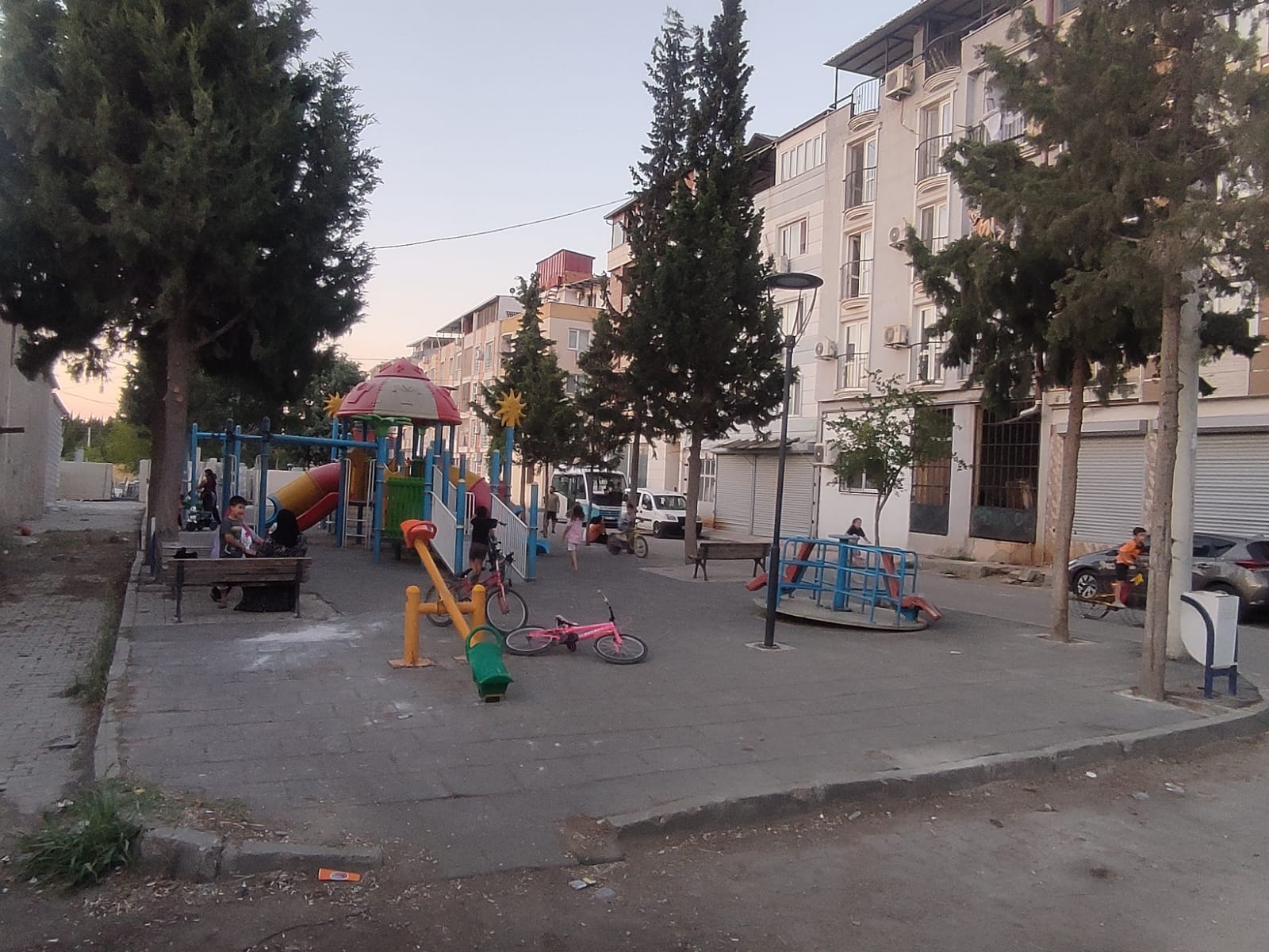 Manisa’da Çocuk Parkı Güvensiz! Mahalleli Alarmda (2)
