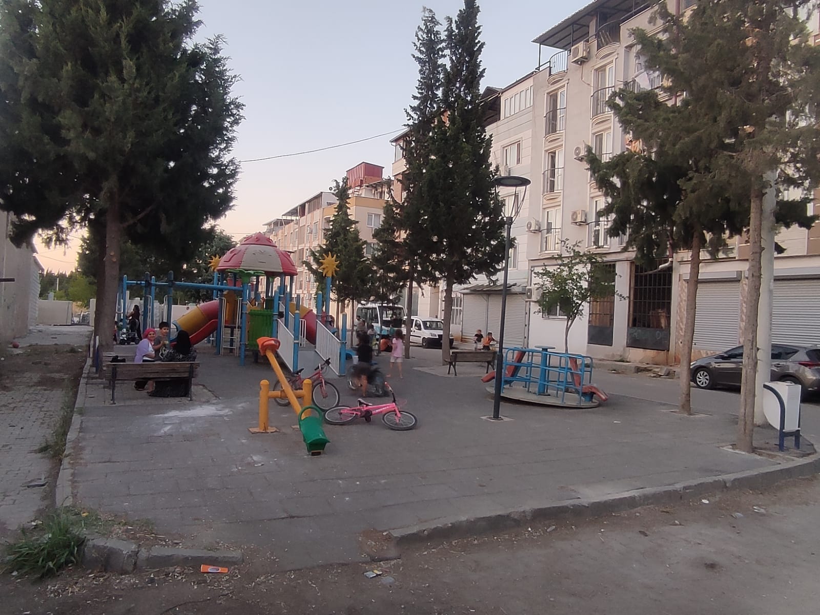 Manisa’da Çocuk Parkı Güvensiz! Mahalleli Alarmda (7)
