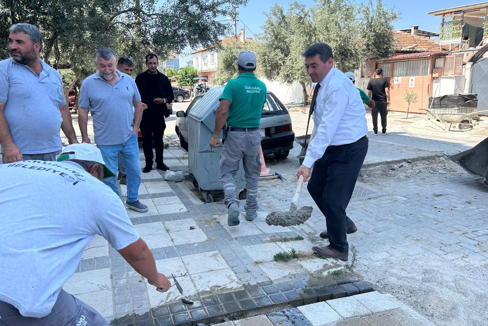 Manisa'da O Başkan Küreği Eline Aldı, Yol Tamirine Katıldı! (1)-1