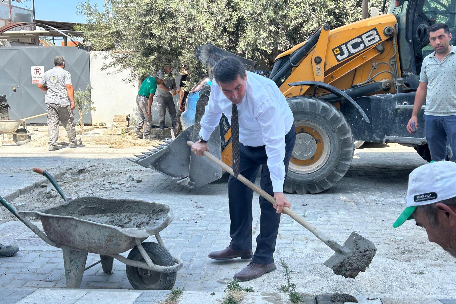 Manisa'da O Başkan Küreği Eline Aldı, Yol Tamirine Katıldı! (2)